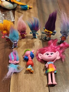 9 DreamWorks Trolls Figures